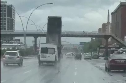 Damperi açık kalan kamyon üst geçide çarptı: 3 yaralı (2)