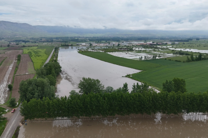 Tokat'ta tarım arazilerinin sular altında kaldığı anlar dronla görüntülendi