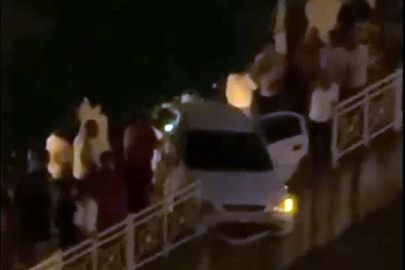 Adana'da otomobil, sulama kanalının korkuluklarında asılı kaldı