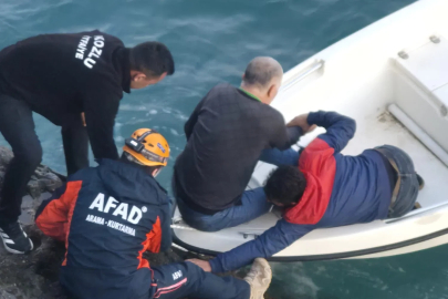 Balık tutarken düştü, kayalıklarda mahsur kaldı