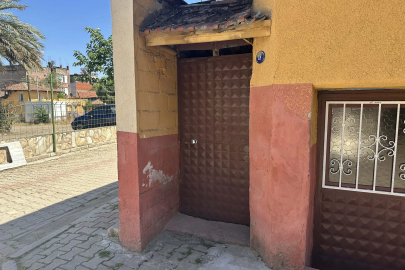 İzmir'de evin kapısına asılan poşette yeni doğmuş bebek bulundu
