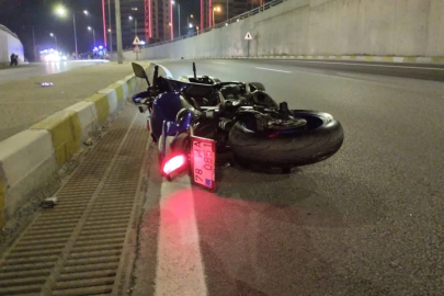 Aydınlatma direğine çarpan motosikletteki 2 üniversite öğrencisi öldü