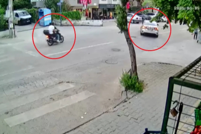Motosiklet ile otomobilin çarpıştığı kaza kamerada; 2 yaralı