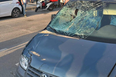 Hafif ticari aracın elektrikli bisiklete çarptığı kaza kamerada; 1 ölü
