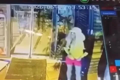 Mini etek giyip peruk takan erkek, mağazadan kilim çaldı; o anlar kamerada  