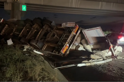Otoyolda lastiği patlayan TIR, otomobile çarpıp devrildi: 6 yaralı