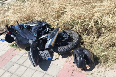 Otomobille çarpışan motosikletli genç, kask sayesinde ölümden döndü