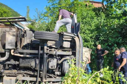 Freni boşalan kamyonun devrildiği kaza kamerada