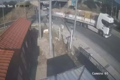 TIR'a çarpan otomobilin sürücüsünün öldüğü kaza kamerada