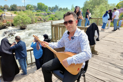 Kaçak avcılığa dikkat çekmek için bağlama çalıp, türkü okudu