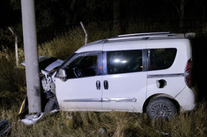 Aydınlatma direğine çarpan otomobilin alkollü sürücüsü yaralandı 