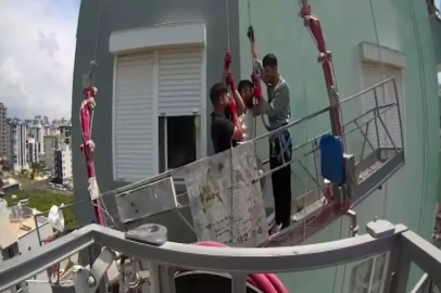 Mersin'de, 8'inci katta iskelede mahsur kalan 3 işçiyi itfaiye kurtardı