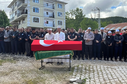 Yaşamını yitiren AFAD personelinin cenaze namazını babası kıldırdı