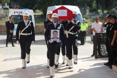 Şehit polis memurunun babaevine Türk bayrağı asıldı (3)