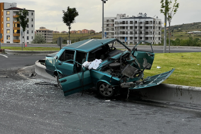 Kayseri’de otomobil refüje çarptı: 4 yaralı