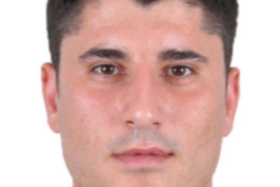 Şehit polis memurunun babaevine Türk bayrağı asıldı