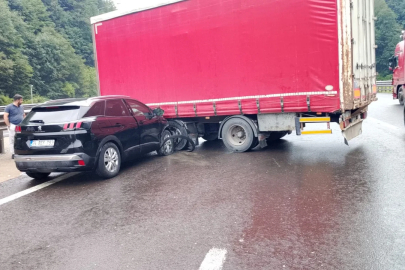 TIR’dan ayrılan dorseye çarpan otomobildeki 2 kişi yaralandı