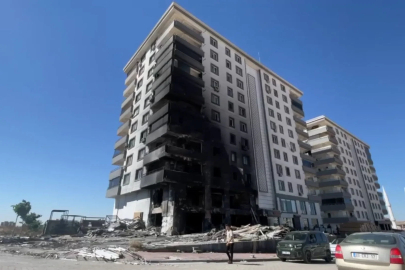 Şanlıurfa’daki yangında 1 iş yeri ile 8 daire zarar gördü