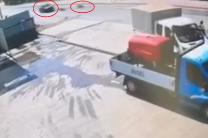 Devrilen motosikletin sürücüsü otomobilin altında kalmaktan son anda kurtuldu