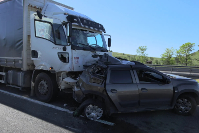 Otoyolda kamyon ile otomobil çarpıştı: 2 yaralı
