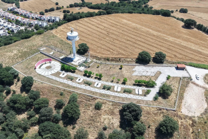 Dardanos Tabyası, düşman gemileri tarafından doğrudan vurulamaması için antik kent üzerine inşa edilmiş