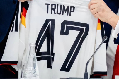 Merz'den Trump'a 80'inci yaş günü hediyesi: Alman milli takım forması takdim etti