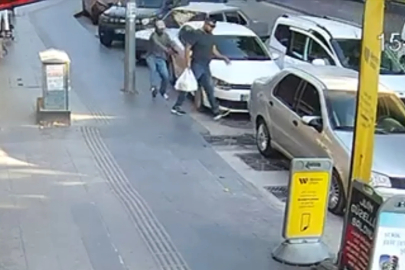 Pastaneden çıkarken silahlı saldırıya uğradı; olay kamerada