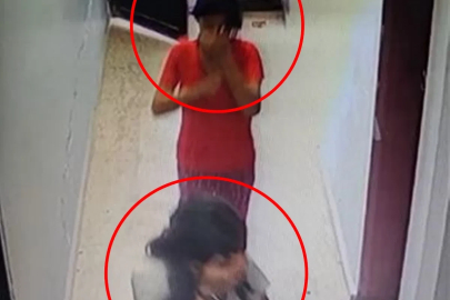 Evlerin kapılarını yoklayıp açmaya çalışan şüpheliler kamerada