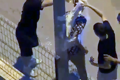 Aydınlatma direğine bağlayıp, üzerine un ve sıvı yağ döktüler