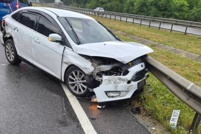 Bariyere çarpan otomobildeki 4 kişi yaralandı